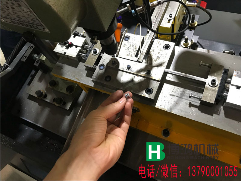 一款比較異形的沖壓五金件產品在全自動攻絲機上實現自動化運作(有圖)